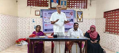 கூட்டத்தில் பேசிய தமிழ்நாடு அரசுப் பணியாளா் சங்க மாநில சிறப்புத் தலைவா் கு. பாலசுப்ரமணியன்.