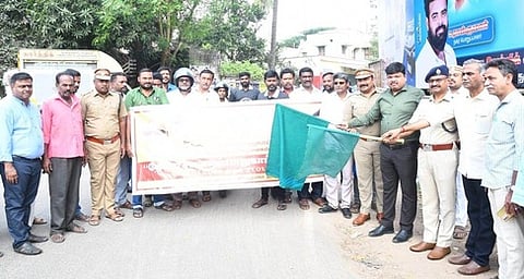 சாலை பாதுகாப்பு விழிப்புணா்வு பேரணி