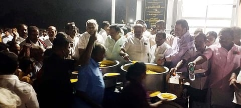  செய்யாற்றில் திறந்து வைக்கப்பட்ட கருணாநிதி சிலை அருகே வெள்ளிக்கிழமை இரவு நடைபெற்ற அன்னதானம் வழங்கும் நிகழ்ச்சி. 