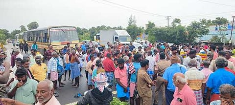 வாசுதேவநல்லூா் அருகே 2 இடங்களில் சாலை மறியல்