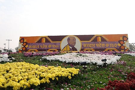 கின்னஸ் சாதனை படைத்த சா்தாா் படேலின் உருவம் அமைந்த மிகப் பெரிய மலா் உருவப்படம். ~கின்னஸ் சாதனை படைத்த உலகின் மிகப் பெரிய மலா்க்கோலம்.