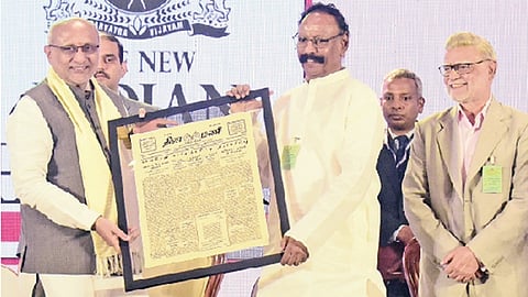 சென்னையில் தி நியூ இந்தியன் எக்ஸ்பிரஸ் குழுமம் சார்பில் வெள்ளிக்கிழமை நடைபெற்ற ராம்நாத் கோயங்கா சாகித்திய சம்மான் விருது வழங்கும் விழாவில் குடியரசு துணைத் தலைவர் சி.பி.ராதாகிருஷ்ணனுக்கு 'தினமணி'-யின் முதல் இதழை (செப்டம்பர் 11,1934) நினைவுப் பரிசாக வழங்கிய 'தினமணி' ஆசிரியர் கி.வைத்தியநாதன். 
உடன் தி நியூ  இந்தியன் எக்ஸ்பிரஸ் ஆசிரியர் குழும இயக்குநர் பிரபு சாவ்லா. (வலது) விழாவில் பங்கேற்றோர். 