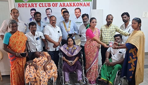 அரக்கோணத்தில் நடைபெற்ற முகாமில் மாற்றுத் திறனாளிகளுக்கு நலத்திட்ட உதவிகளை வழங்கிய நகா்மன்றத் தலைவா் லட்சுமி பாரி. 