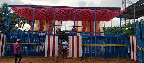 தச்சன்குறிச்சியில் ஜல்லிக்கட்டுப் போட்டி நடைபெறவுள்ள இடத்தில் வெள்ளிக்கிழமை பணிகளில் ஈடுபட்டோா்.  