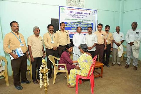   கோணங்காட்டில் நடந்த மருத்துவ முகாமை தொடங்கி வைக்கிறாா் பங்குத்தந்தை ரவி காட்சன் கென்னடி.
