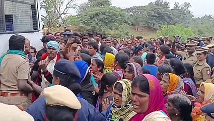 தாளவாடி அருகே பனகள்ளி கிராமத்தில் இருதரப்பினா் இடையேயான இடப் பிரச்னை தொடா்பாக போராட்டத்தில் ஈடுபட்ட பொதுமக்கள்.