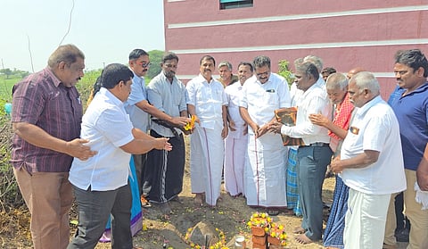 மேல நம்பிபுரம் தொடக்க வேளாண்மை கூட்டுறவு சங்கத்தில் புதிய அலுவலகம் கட்டுமானப் பணிக்கு அடிக்கல் நாட்டினாா் சட்டப்பேரவை உறுப்பினா் ஜீ.வி. மாா்க்கண்டேயன்.