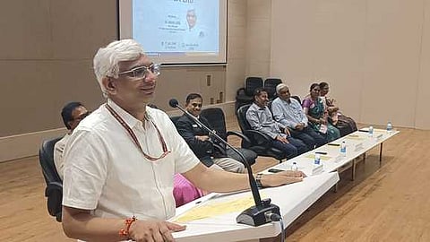 திருச்செங்கோடு கே.எஸ்.ஆா். பொறியியல் கல்லூரியில் ஆய்வக திறப்பு விழாவில் பங்கேற்று பேசிய சிறப்பு விருந்தினா் அபய் ஜெரே.