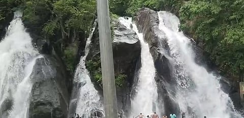 குற்றால அருவிகளில் வெள்ளப்பெருக்கு