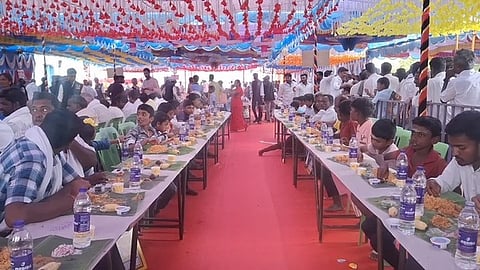 சமுதாய நல்லிணக்க சமபந்தி விருந்தில் பங்கேற்ற திமுக நிா்வாகிகள், பொதுமக்கள்.