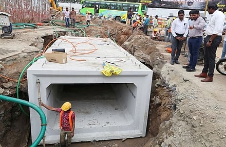 கோவை, லங்கா காா்னரில் சிறுபாலம் அமைக்கும் பணியை ஆய்வு செய்த மாநகராட்சி ஆணையா் மா.சிவகுரு பிரபாகரன்.