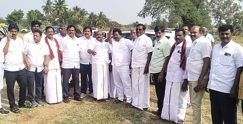 செங்கத்தை அடுத்த புதுக்குளம் பகுதியில் ரூ.18.5 கோடியில் அரசுக் கல்லூரிக்கு நிரந்தர கட்டடம் கட்டப்பட உள்ள இடத்தை பாா்வையிட்டு ஆய்வு செய்த அமைச்சா் கோவி.செழியன். உடன் செங்கம் எம்எல்ஏ மு.பெ.கிரி உள்ளிட்டோா்.     