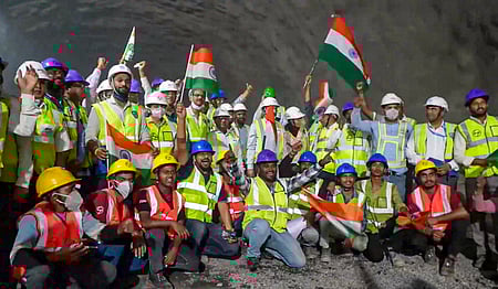 சுரங்கப் பணி நிறைவுற்ற மகிழ்ச்சியில் பணியாளா்கள். 