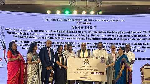 ராம்நாத் கோயங்கா சாகித்திய சம்மான் விருது பெற்றவர்களுடன் குடியரசுத் துணைத் தலைவர் சி.பி. ராதாகிருஷ்ணன் மற்றும் தமிழக அமைச்சர்கள் பழனிவேல் தியாகராஜன், மா. சுப்பிரமணியன், தி நியூ இந்தியன் எக்ஸ்பிரஸ் குழுமத்தின் தலைவா் மனோஜ் குமாா் சொந்தாலியா, குழுமத்தின் தலைமைச் செயல் நிர்வாகி லட்சுமி மேனன், தி நியூ இந்தியன் எக்ஸ்பிரஸின் ஆசிரியர் குழு இயக்குநர் பிரபு சாவ்லா, தி நியூ இந்தியன் எக்ஸ்பிரஸ் ஆசிரியர் சந்த்வானா பட்டாச்சார்ய, தினமணி ஆசிரியர் கி.வைத்தியநாதன்.