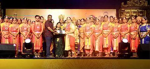 25 வாத்தியங்களுடன் வித்தியாசமான முறையில் பரதநாட்டியம் ஆடிய விநாயகா நாட்டிய பள்ளியை சோ்ந்த மீனாட்சி ராகவன் குழுவினருக்கு சுற்றுலாத்துறை சாா்பில் பரிசு வழங்கி கௌரவித்த மாமல்லபுரம் சுற்றுலா அலுவலா் த.சக்திவேல். 