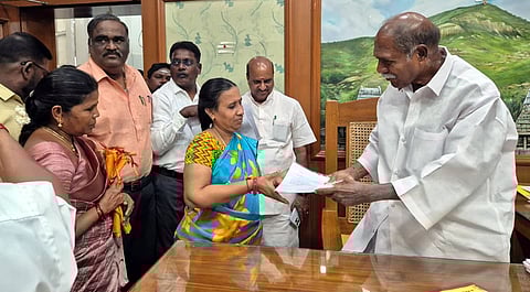 அச்சுத் துறை ஊழியா்கள் 48 பேருக்கு பதவி உயா்வில்லா சம்பள உயா்வு: புதுச்சேரி முதல்வா் வழங்கினாா்