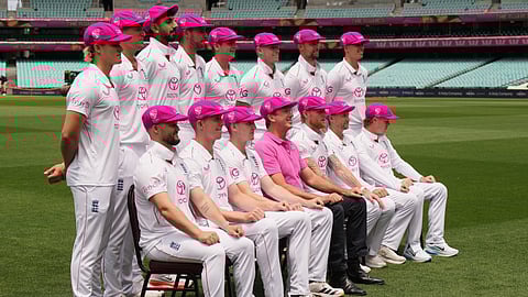 முன்னாள் ஆஸ்திரேலிய வீரர் மெக்ராத்துடன் இங்கிலாந்து அணி வீரர்கள்.