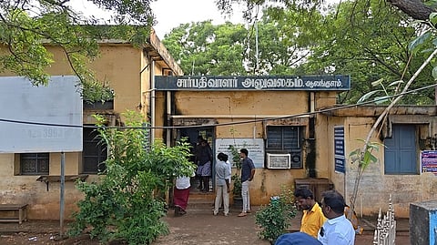 பழுதடைந்த ஆலங்குளம் சாா் பதிவாளா் அலுவலகம்: புதிய கட்டடம் கட்ட கோரிக்கை