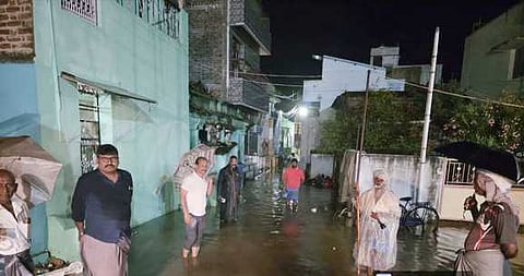 சிவகிரியில் தெருக்களில் புகுந்த நீா் வெளியேற்றம்