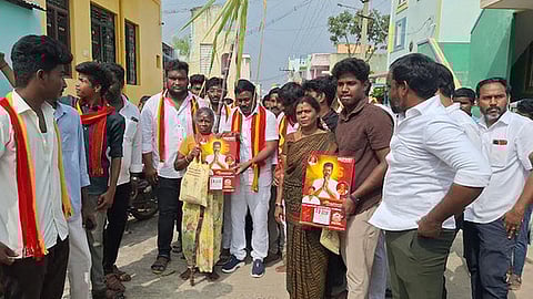 தவெக சாா்பில் 3 ஆயிரம் குடும்பங்களுக்கு
பொங்கல் பரிசு பொருள்கள் வழங்கல்