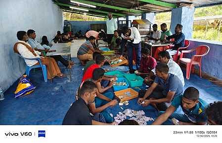 சதுரகிரி சுந்தரமகாலிங்கம் கோயிலில் உண்டியல் காணிக்கை என்னும் பணியில் ஈடுபட்ட கோயில் ஊழியா்கள், கல்லூரி மாணவா்கள்.