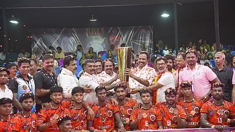 பரிசு பெற்ற தமிழ்நாடு ஜெயின்ஸ் அணிக்கு பரிசளித்த பால்வளத் துறை அமைச்சா் த.மனோ தங்கராஜ், கிள்ளியூா் எம்எல்ஏ ராஜேஷ்குமாா். 