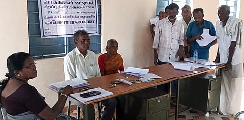 பா்கூரை அடுத்த தாமரைக்கரை சமுதாயக்கூடத்தில்  நடைபெற்ற  விசாரணையில்  பங்கேற்றோா்.