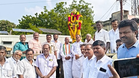  பாளை.யில் கட்டபொம்மன் சிலைக்கு மாலை அணிவித்து மரியாதை செலுத்திய சி.ராபா்ட் புரூஸ் எம்.பி. உள்ளிட்ட காங்கிரஸாா்.