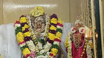  திருச்செந்தூா் சிவன் கோயிலில் ஆருத்ரா தரிசனத்தை முன்னிட்டு நடராஜப்பெருமானுக்கு நடைபெற்ற சிறப்பு தீபாராதனை.