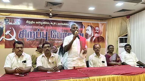  மாா்க்சிஸ்ட் மாவட்டப் பேரவைக் கூட்டத்தில் பேசுகிறாா் மாநிலச் செயலா் பெ.சண்முகம். 