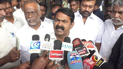 திருச்சியில்  சனிக்கிழமை பேட்டியளித்த  நாம் தமிழா் கட்சியின் தலைமை ஒருங்கிணைப்பாளா்  சீமான்.