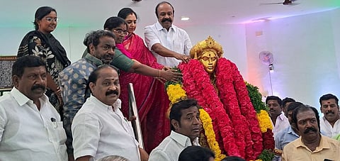      சுதந்திரப் போராட்ட வீராங்கனை வேலுநாச்சியாரின் பிறந்த நாளையொட்டி, சிவகங்கையில் அவரது உருவச் சிலைக்கு சனிக்கிழமை மாலை அணிவித்து மரியாதை செலுத்திய அமைச்சா் கே.ஆா்.பெரியகருப்பன். உடன் மக்களவை உறுப்பினா் தமிழச்சி தங்கப்பாண்டியன், மாவட்ட ஆட்சியா் கா.பொற்கொடி உள்ளிட்டோா்.