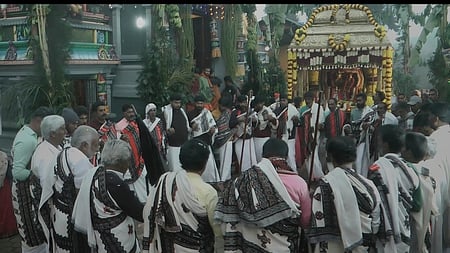 உதகை  அருகே பொ்ன்ஹில் பகுதியிலுள்ள பவானீஸ்வரா் கோயிலில் நடைபெற்ற ஆருத்ரா தரிசன விழாவில் பாரம்பரிய இசைக்கு நடனமாடிய தோடா் பழங்குடியின மக்கள்.