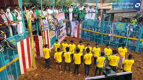 தச்சன்குறிச்சியில் சனிக்கிழமை தமிழகத்தின் முதல் ஜல்லிக்கட்டு போட்டியினை கொடி அசைத்து துவக்கி வைக்கும் அமைச்சர்கள் எஸ். ரகுபதி, சிவ.வீ. மெய்யநாதன், ஆட்சியர் மு.அருணா உள்ளிட்டோர்.