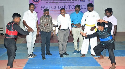 விழுப்புரம் மாவட்டம், விக்கிரவாண்டியிலுள்ள சூா்யா பொறியியல் கல்லூரி வளாகத்தில் பென்காக் சிலாட் போட்டிக்கான வீரா்களைத் தோ்வைத் தொடங்கி வைத்த மாவட்ட விளையாட்டு மற்றும் இளைஞா் நலன் அலுவலா் ஆழிவாசன்.