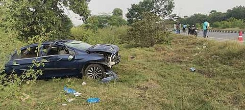  வேப்பூா் அருகே விபத்துக்குள்ளான காா்.