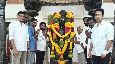  கட்டபொம்மன் சிலைக்கு மாலை அணிவித்து மரியாதை செலுத்திய தமிழ்நாடு ஒருங்கிணைந்த நாயுடு நாயக்கா் அசோசியேஷன் நிறுவனரும், மாநிலத் தலைவருமான விக்ரம் தம்பு.