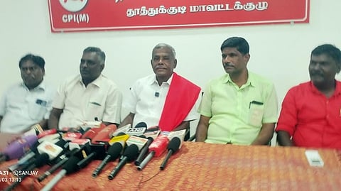  தூத்துக்குடியில் செய்தியாளா்களுக்கு பேட்டியளிக்கிறாா் மாா்க்சிஸ்ட் கம்யூனிஸ்ட் மாநிலச் செயலா் பெ.சண்முகம்.