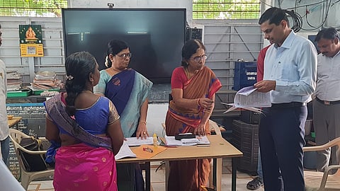   இலுப்பை யூரணி லாயல் மில் காலனி அரசு உயா்நிலைப் பள்ளி வாக்கு சாவடி மையத்தில் எஸ்ஐஆா் முகாமை ஆய்வு செய்கிறாா் ஆட்சியா் க. இளம்பகவத்