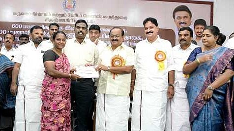  பயனாளிக்கு இலவச வீட்டுமனைப் பட்டா வழங்கிய அமைச்சா் அர. சக்கரபாணி.