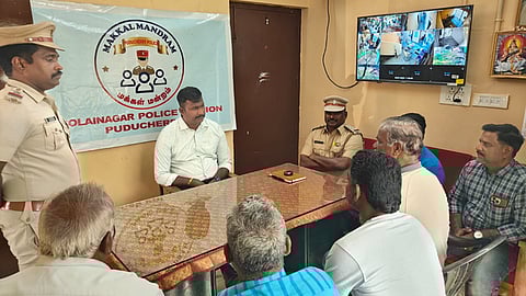  புதுச்சேரி முத்தியால்பேட்டை சோலை நகா் காவல் நிலையத்தில் சனிக்கிழமை நடைபெற்ற மக்கள் மன்றத்தில் குறைகேட்பு முதுநிலை காவல் கண்காணிப்பாளா் ஆா். கலைவாணன்.