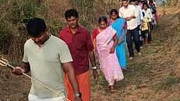 கூடலூா் அருகே நம்பாலக்கோட்டை சிவன்மலையில் கிரிவலம் சென்ற பக்தா்கள்.