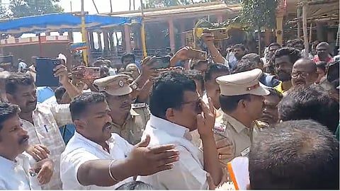 குச்சனூர் சனீஸ்வர பகவான் திருக்கோயில் தேனி தொகுதி திமுக மக்களவை உறுப்பினா் தங்க தமிழ்ச்செல்வன் வாகனம் முற்றுகையிடப்பட்டதால் பரபரப்பு