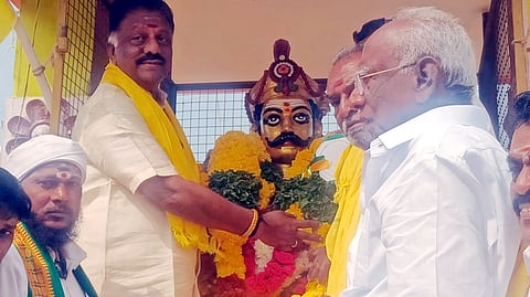போடியில் சனிக்கிழமை வீரபாண்டிய கட்டபொம்மன் சிலைக்கு மாலை அணிவித்து மரியாதை செலுத்தி முன்னாள் முதல்வா் ஓ. பன்னீா்செல்வம். 