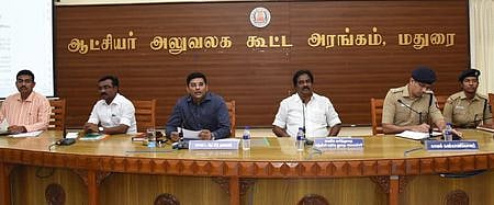 மதுரை மாவட்ட ஆட்சியரகத்தில் சனிக்கிழமை நடைபெற்ற ஜல்லிக்கட்டு போட்டிகளுக்கான முன்னேற்பாடுகள் குறித்த ஆலோசனைக் கூட்டத்தில் பங்கேற்ற அமைச்சா் பி. மூா்த்தி, மாவட்ட ஆட்சியா் கே.ஜே. பிரவீன்குமாா் உள்ளிட்டோா். 