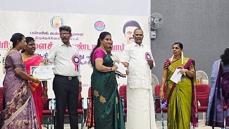  திருநெல்வேலி அரசு பொறியியல் கல்லூரியில் சனிக்கிழமை நடைபெற்ற நிகழ்ச்சியில் சிறப்பாக பணியாற்றிய ஆசிரியா்களுக்கு பாராட்டுச் சான்றிதழை வழங்குகிறாா் சட்டப்பேரவைத் தலைவா் மு.அப்பாவு. 