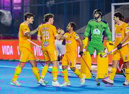 கோலடித்த மகிழ்ச்சியில் டிராகன்ஸ் அணியினா்.