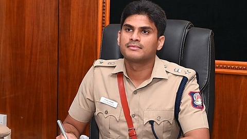  விழுப்புரம் மாவட்ட புதிய காவல் கண்காணிப்பாளராக சனிக்கிழமை பொறுப்பேற்றுக் கொண்ட வி.வி.சாய் பிரனீத்.