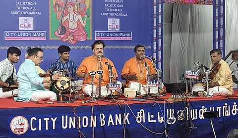 விழாவில் பாடிய பெங்களூரு சகோதரா்கள் எம். ஹரிஹரன், எஸ். அசோக். 