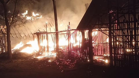  பண்ருட்டி அருகே தீப்பிடித்து எரிந்து சேதமடைந்த பலாப்பழ கிடங்கு.